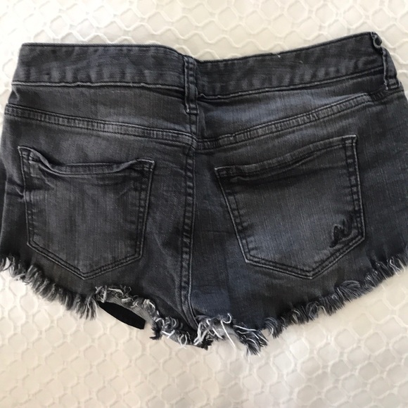 Black short - Picture 2 of 4